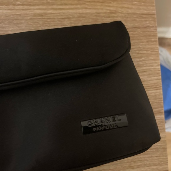 CHANEL Parfums Black Satin Makeup Clutch - Picture 2 of 4